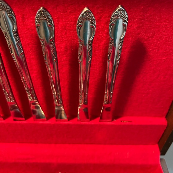 Vintage McGraw Tarnish Proof Silverware Chest with 62 Northland Stainless Pieces - Picture 5 of 12